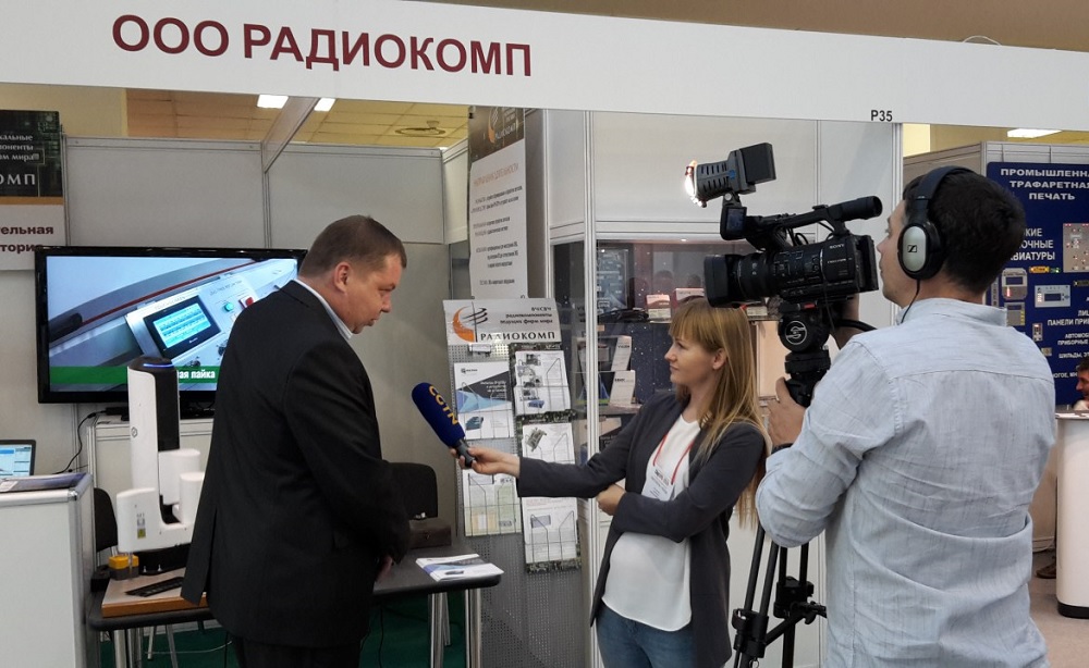 Ведущий разработчик компании Голубков А.В. дает интервью журналистам